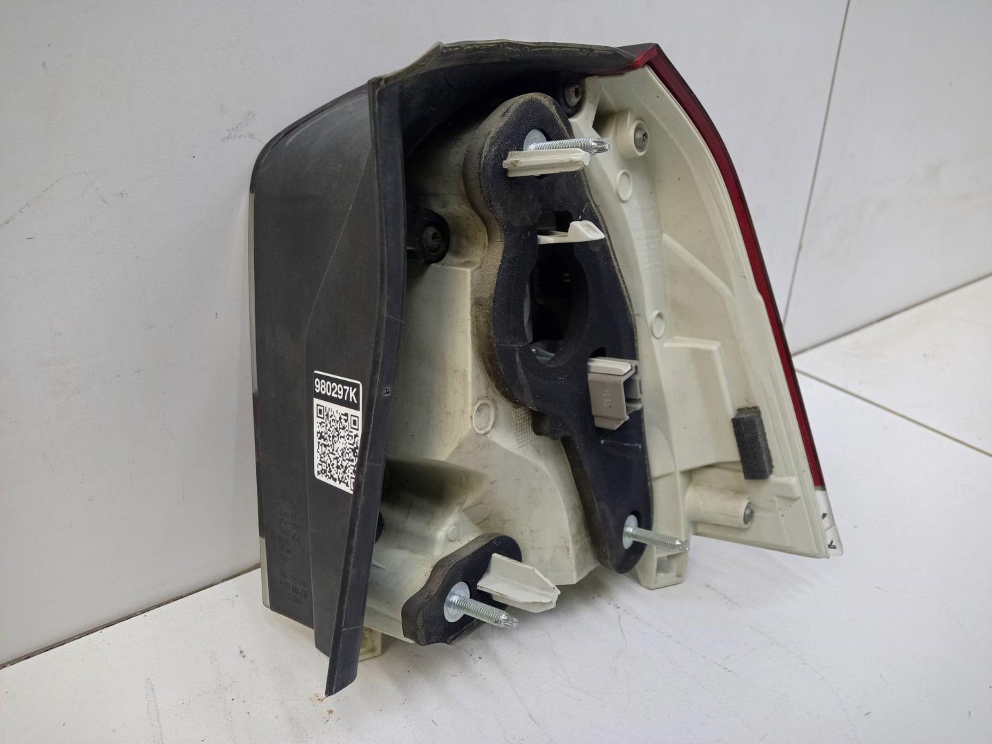 Фонарь задний наружный левый