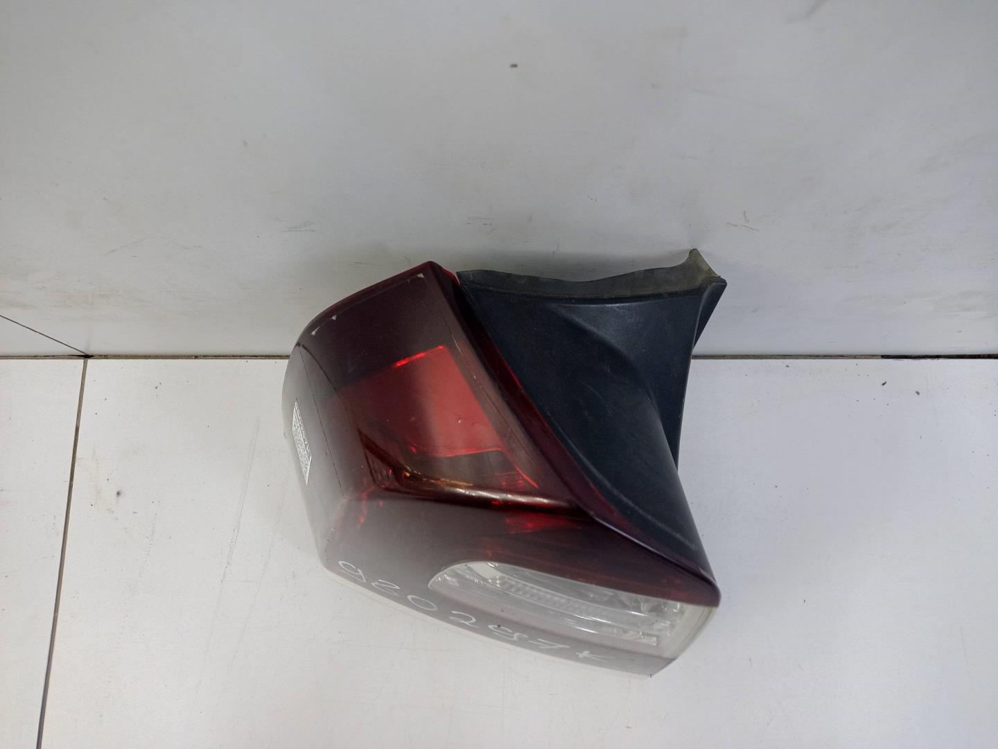 Фонарь задний наружный левый