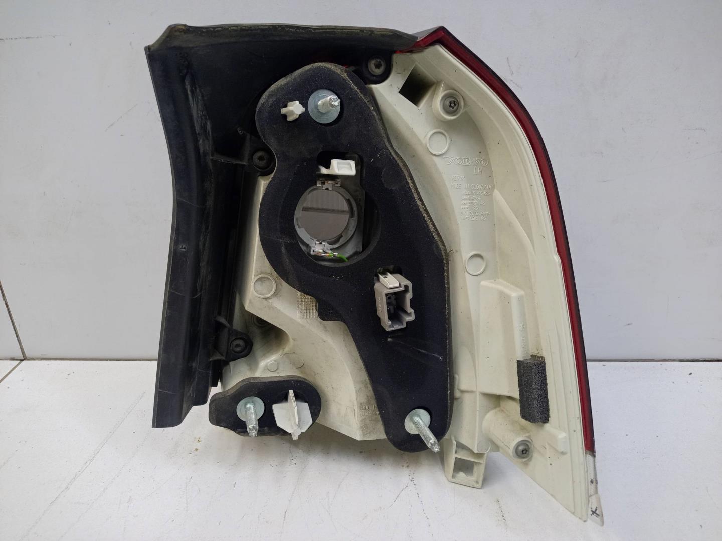 Фонарь задний наружный левый