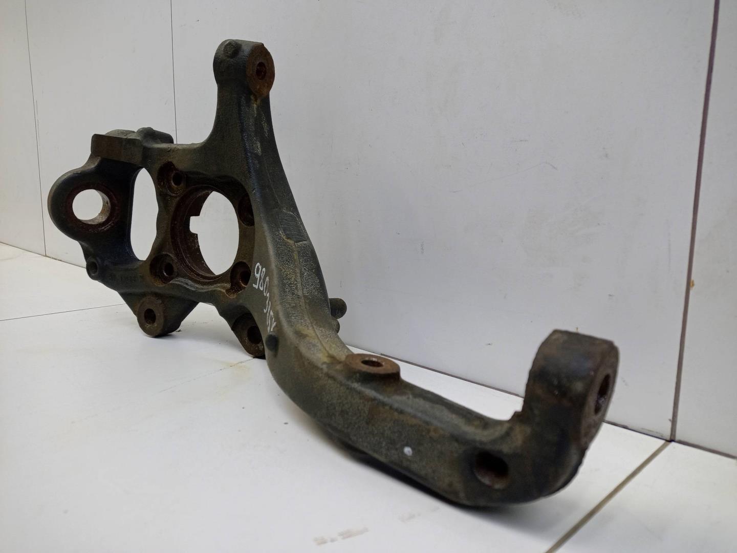 Кулак поворотный передний правый