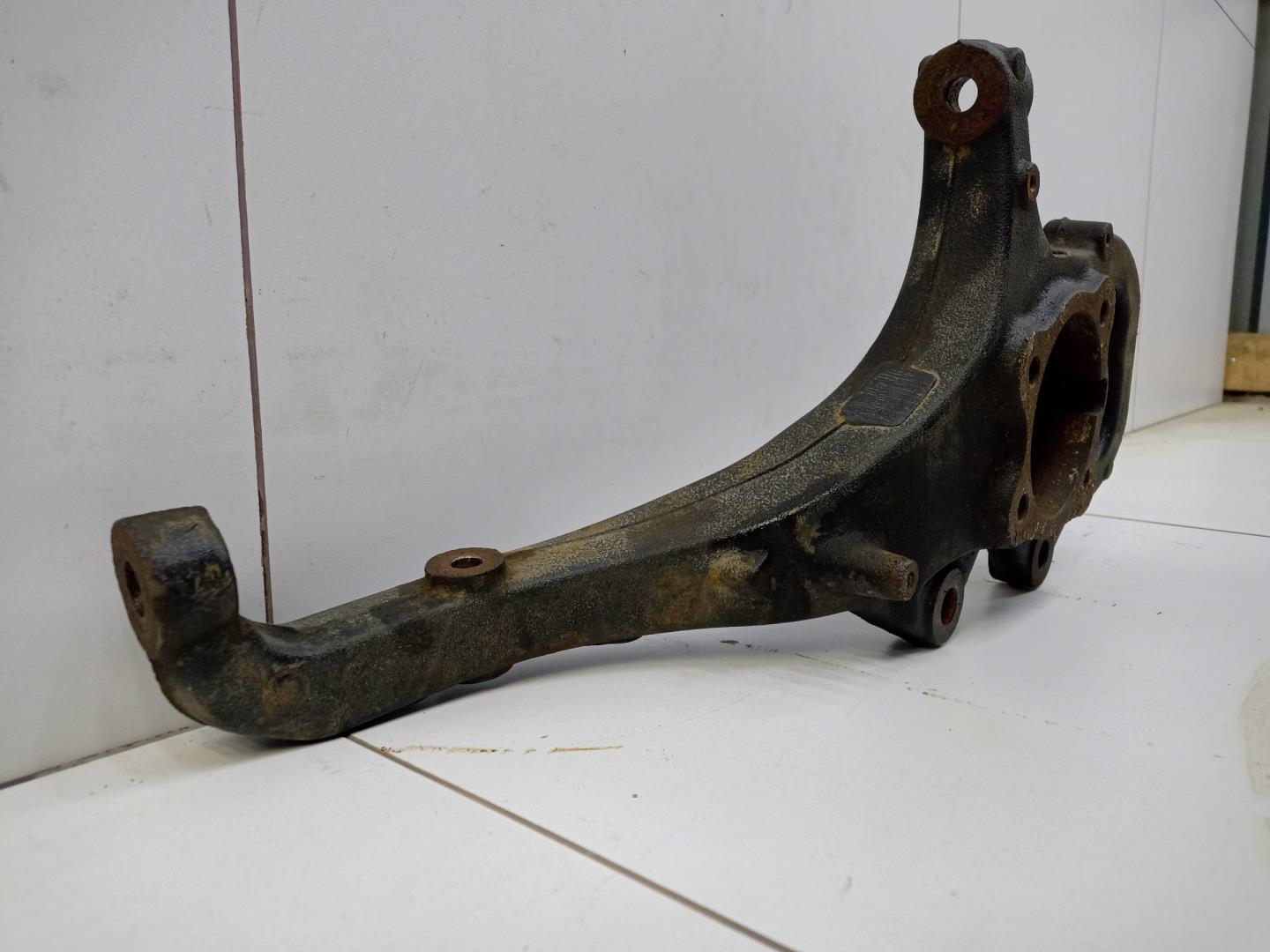 Кулак поворотный передний правый