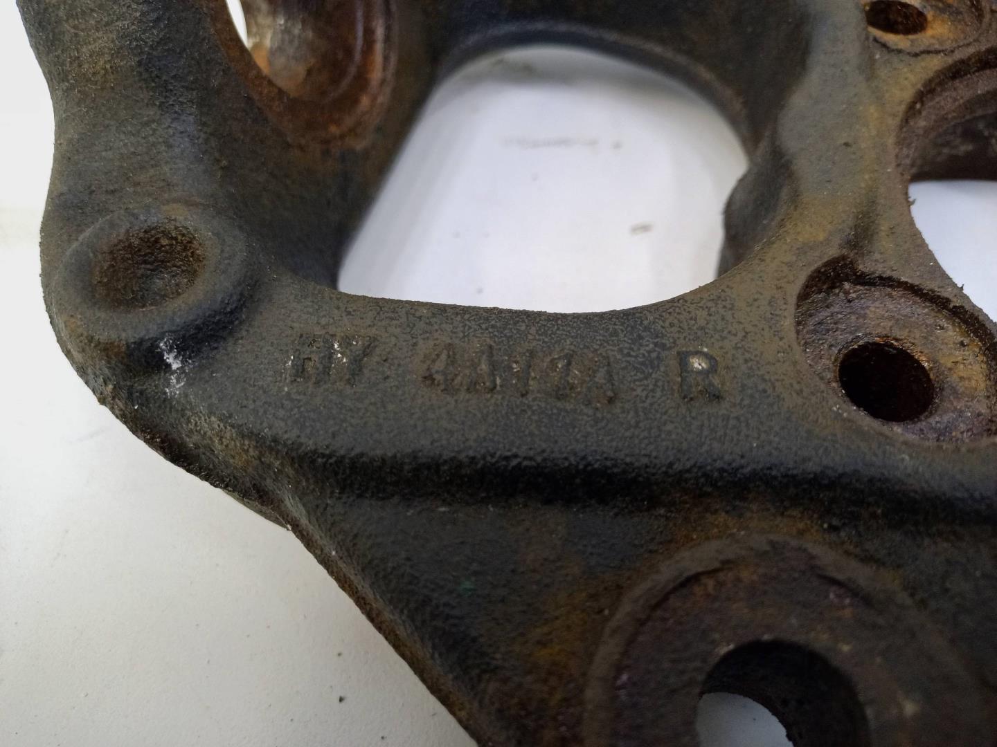 Кулак поворотный передний правый