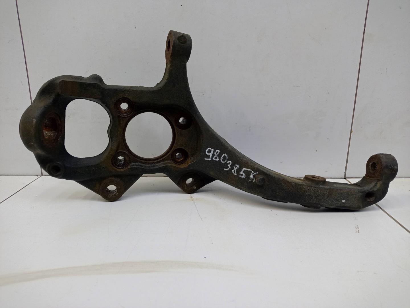 Кулак поворотный передний правый