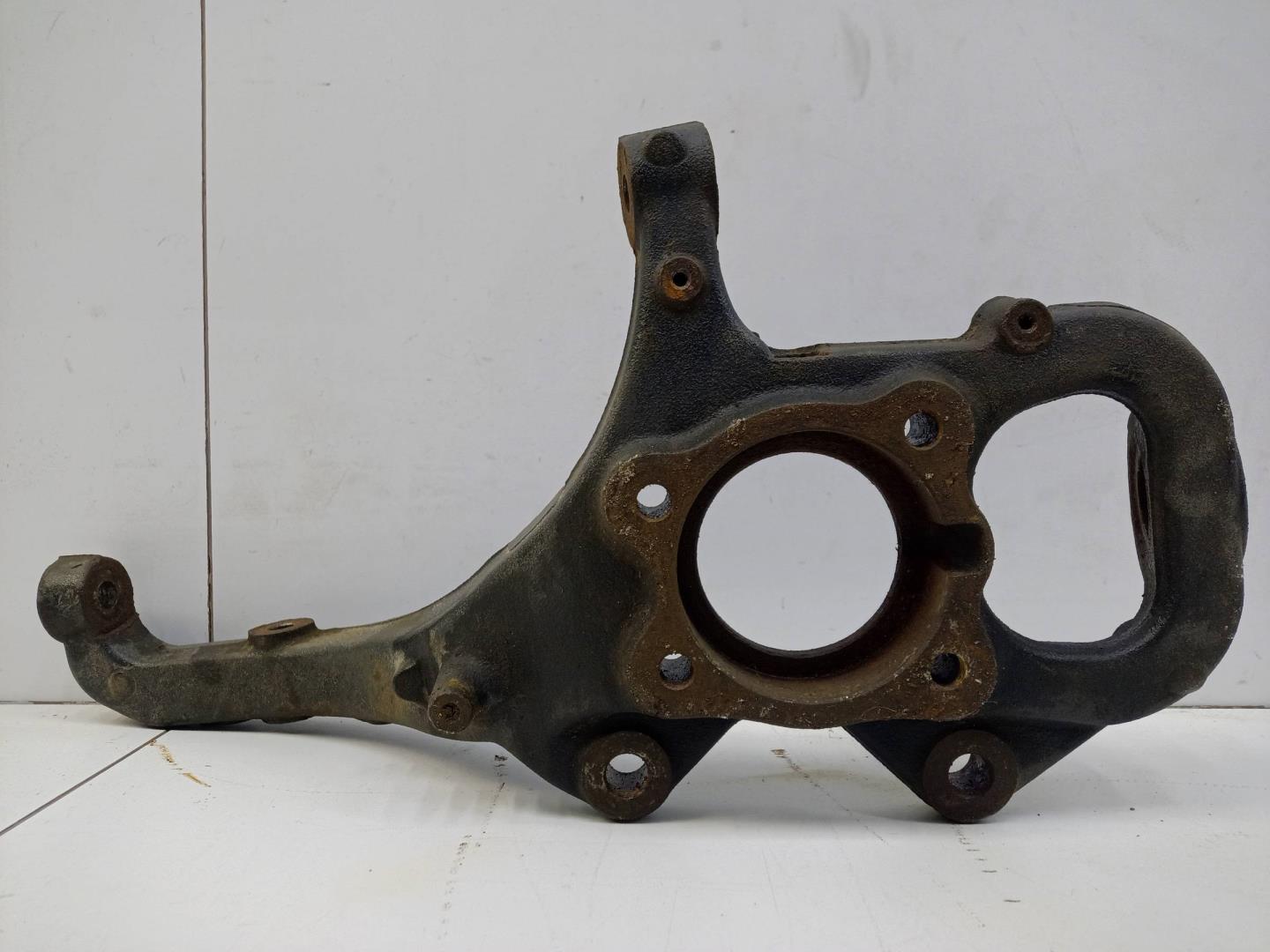 Кулак поворотный передний правый