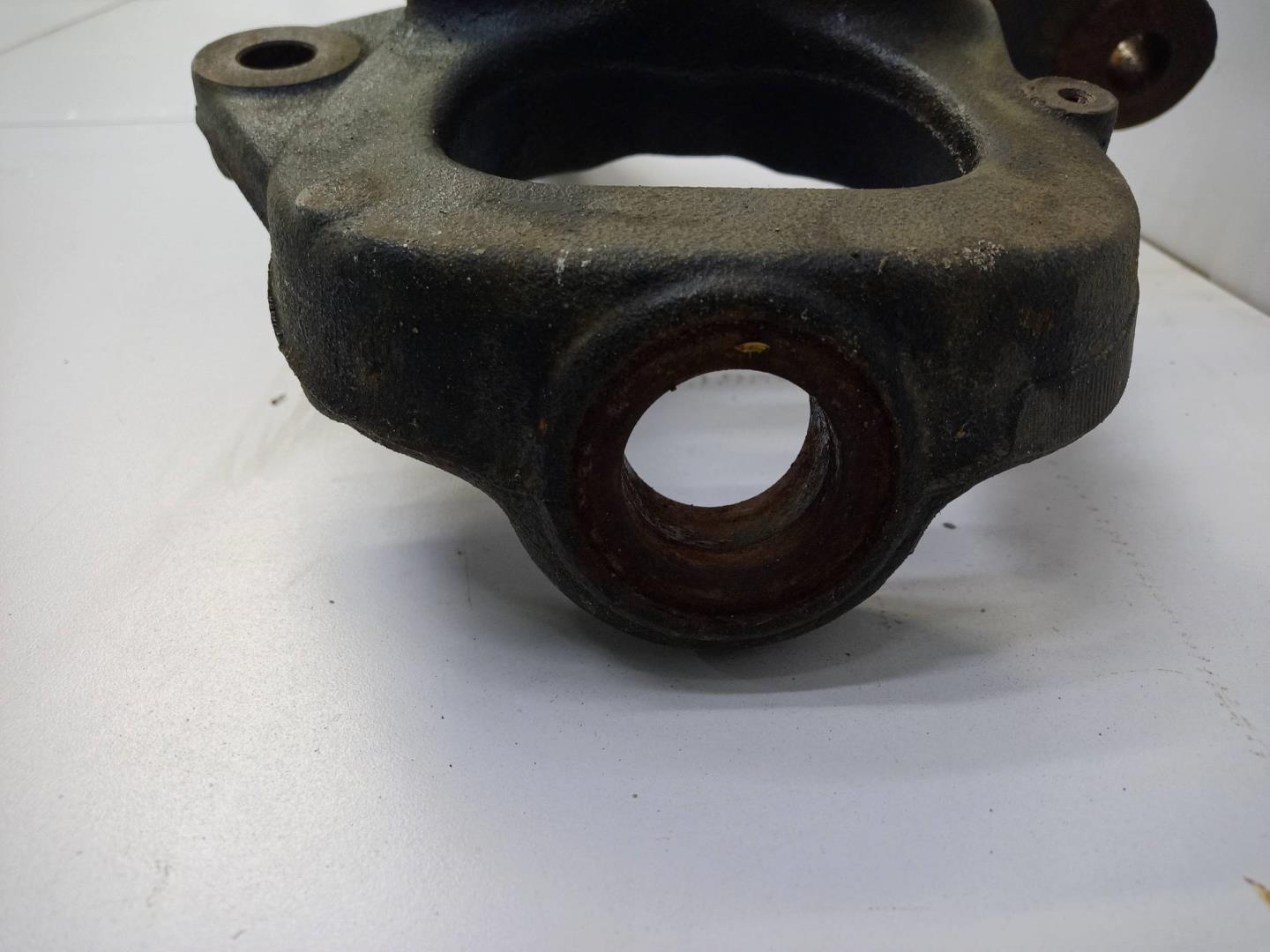 Кулак поворотный передний правый