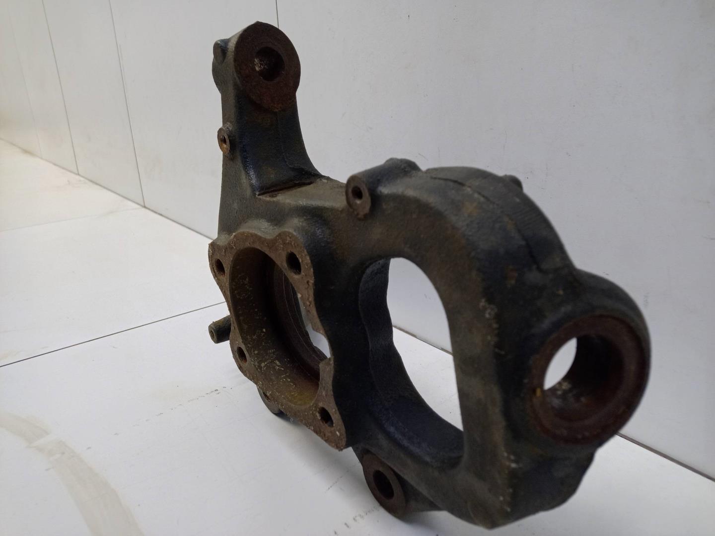 Кулак поворотный передний правый