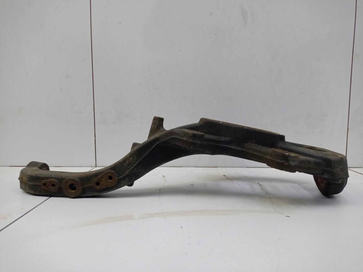 Кулак поворотный передний правый