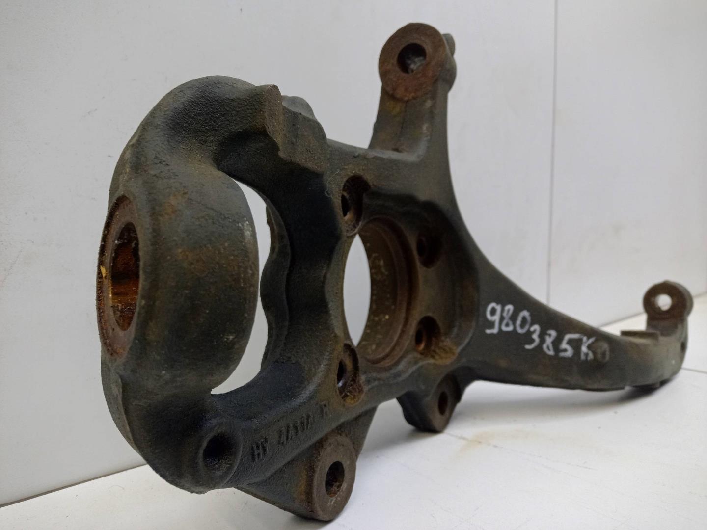 Кулак поворотный передний правый