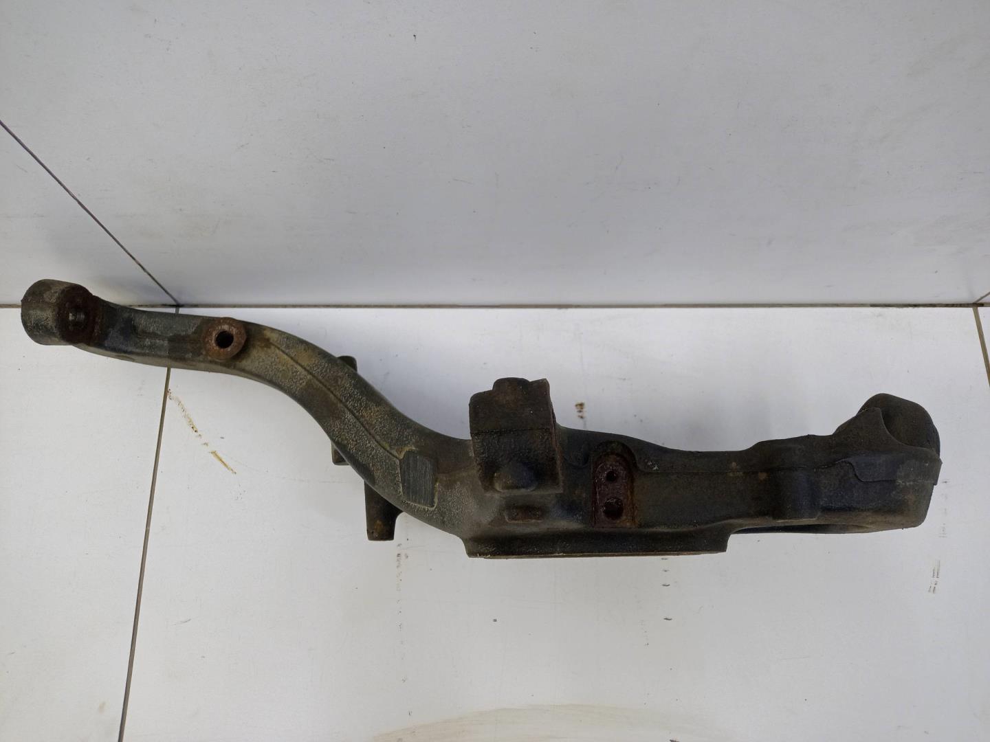 Кулак поворотный передний правый