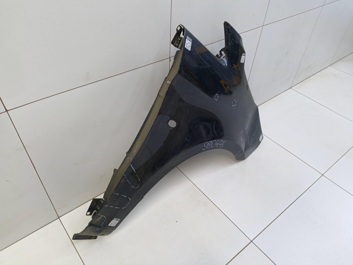 Крыло переднее правое