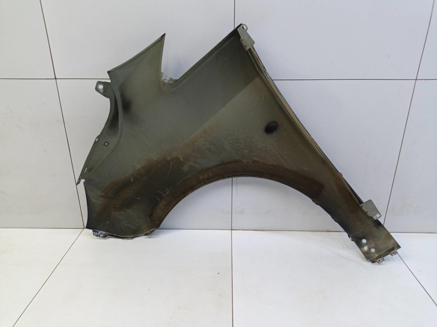 Крыло переднее правое