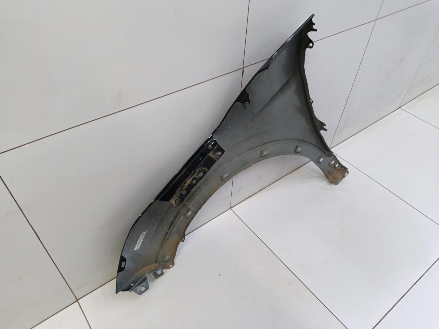 Крыло переднее правое