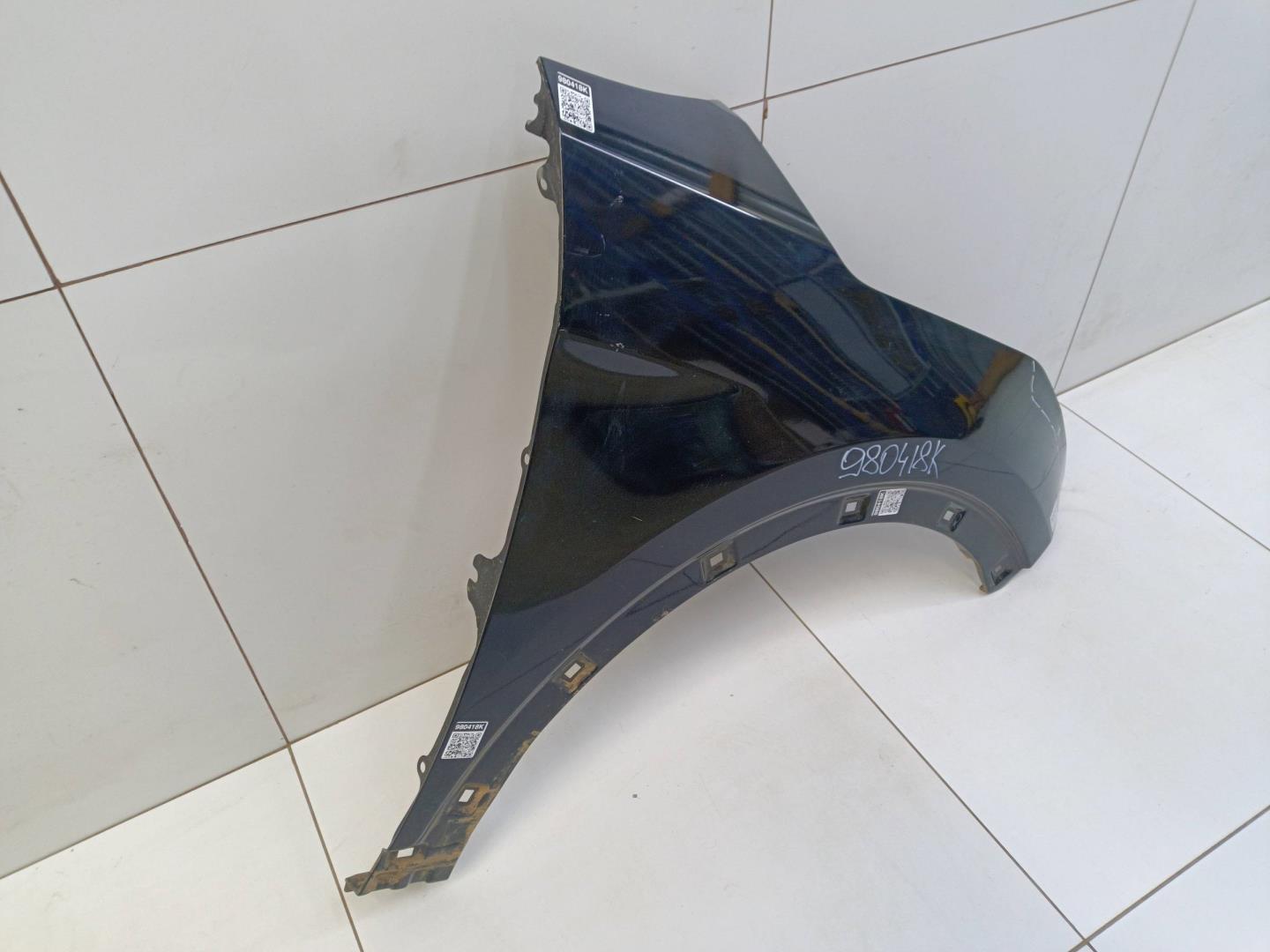 Крыло переднее правое