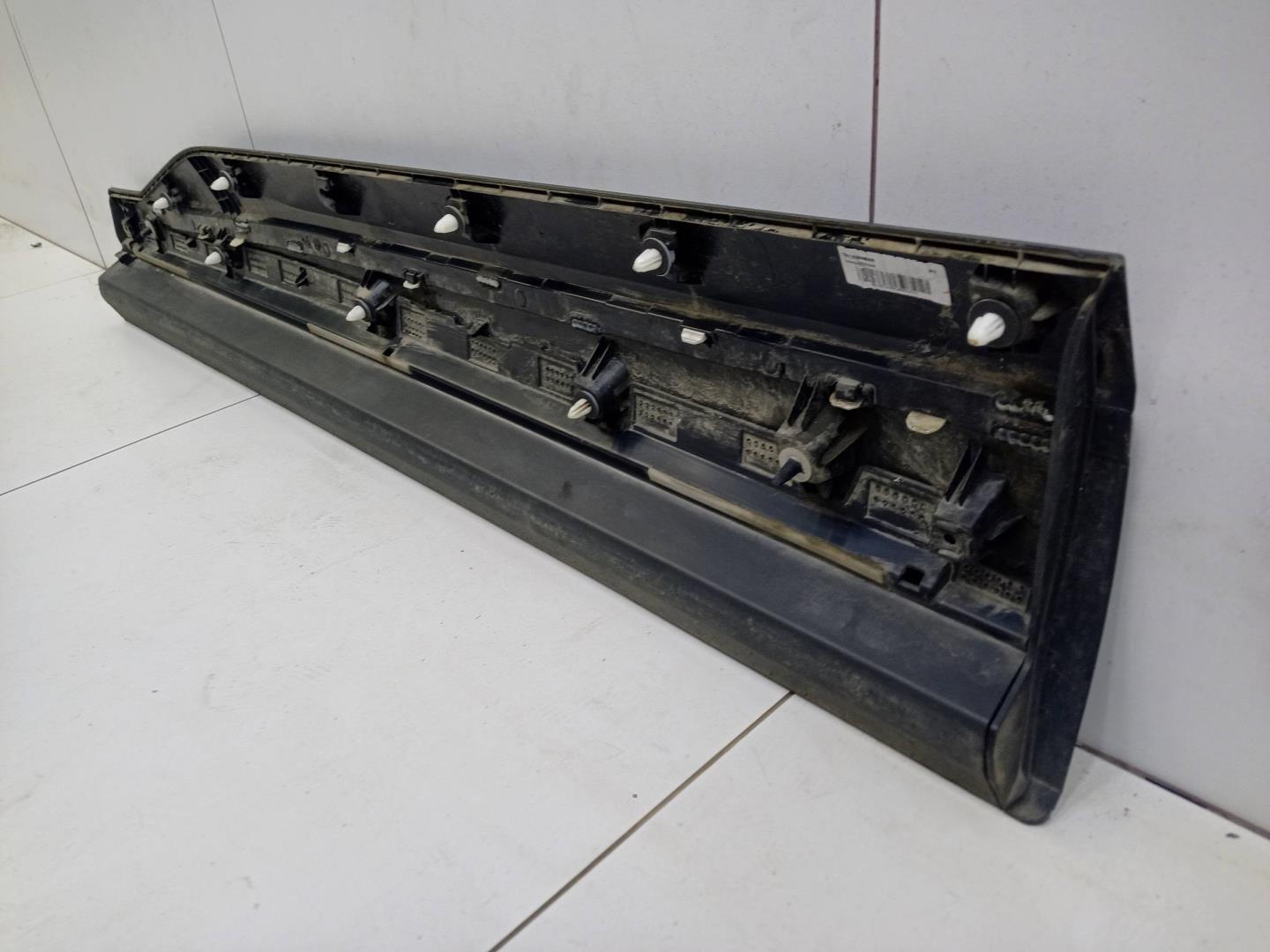 Накладка двери передней правой