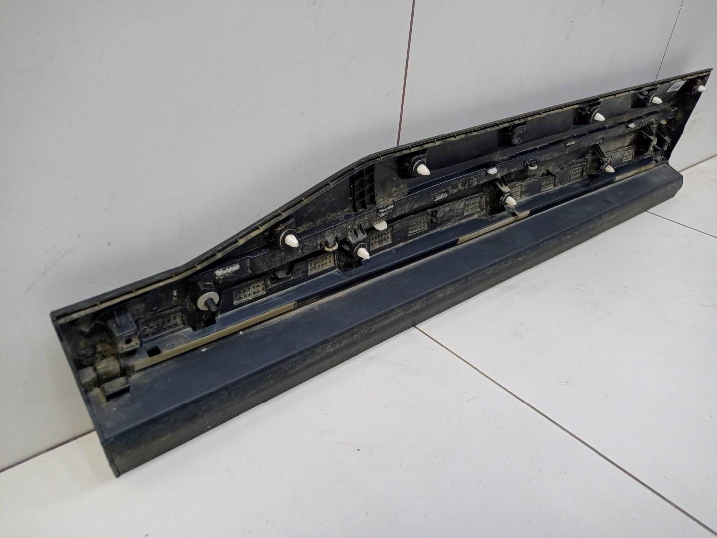 Накладка двери передней правой