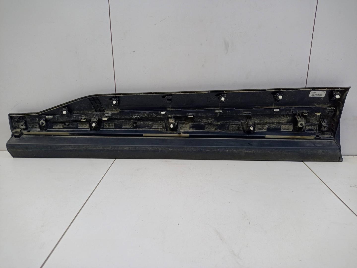 Накладка двери передней правой