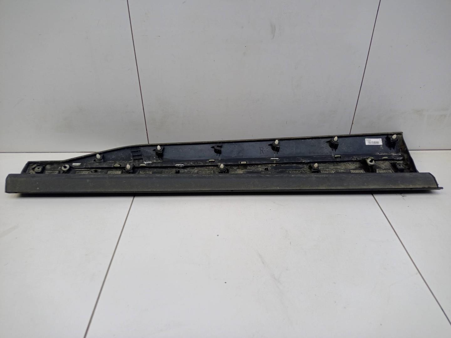 Накладка двери передней правой