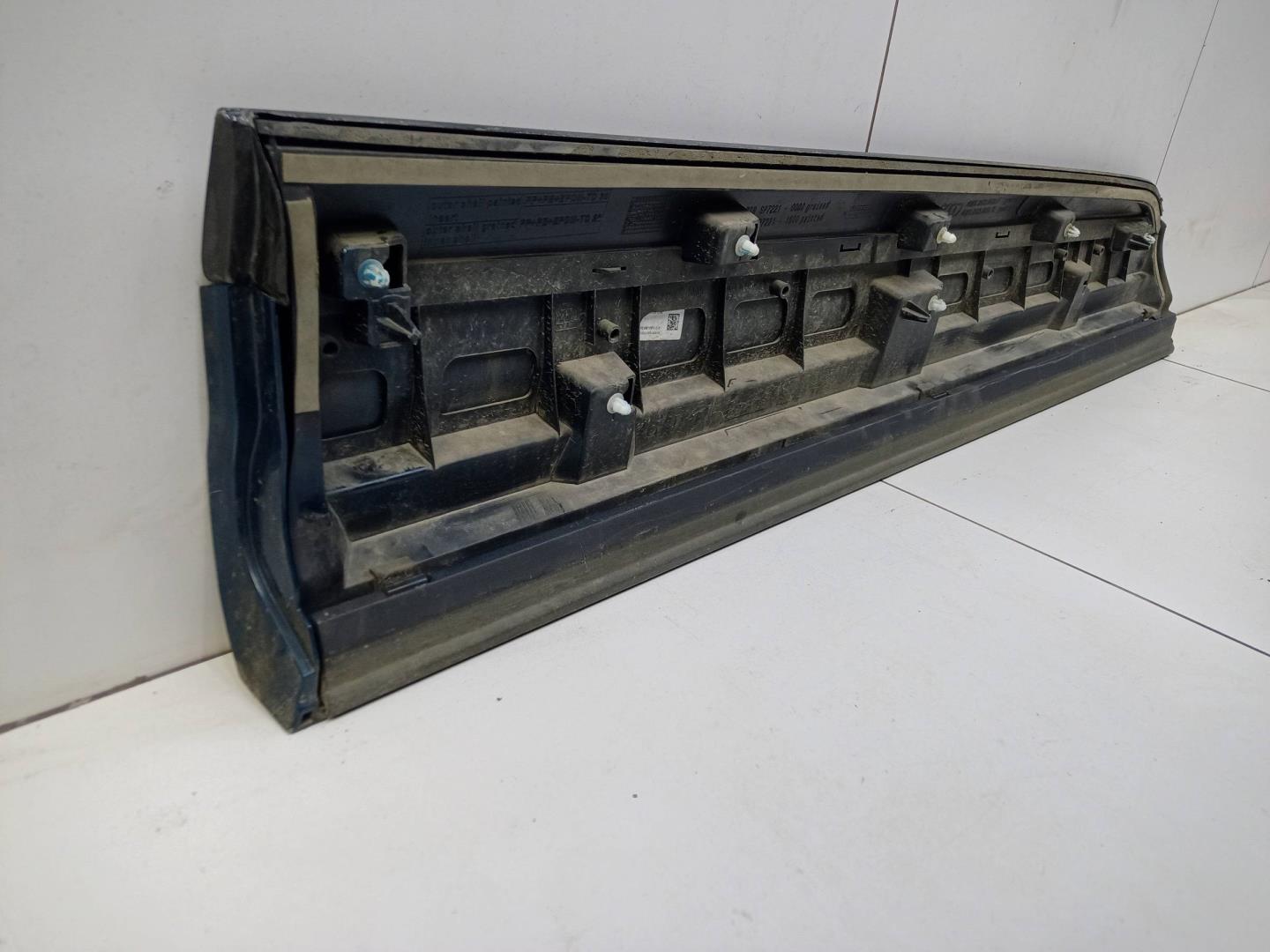 Накладка двери передней левой