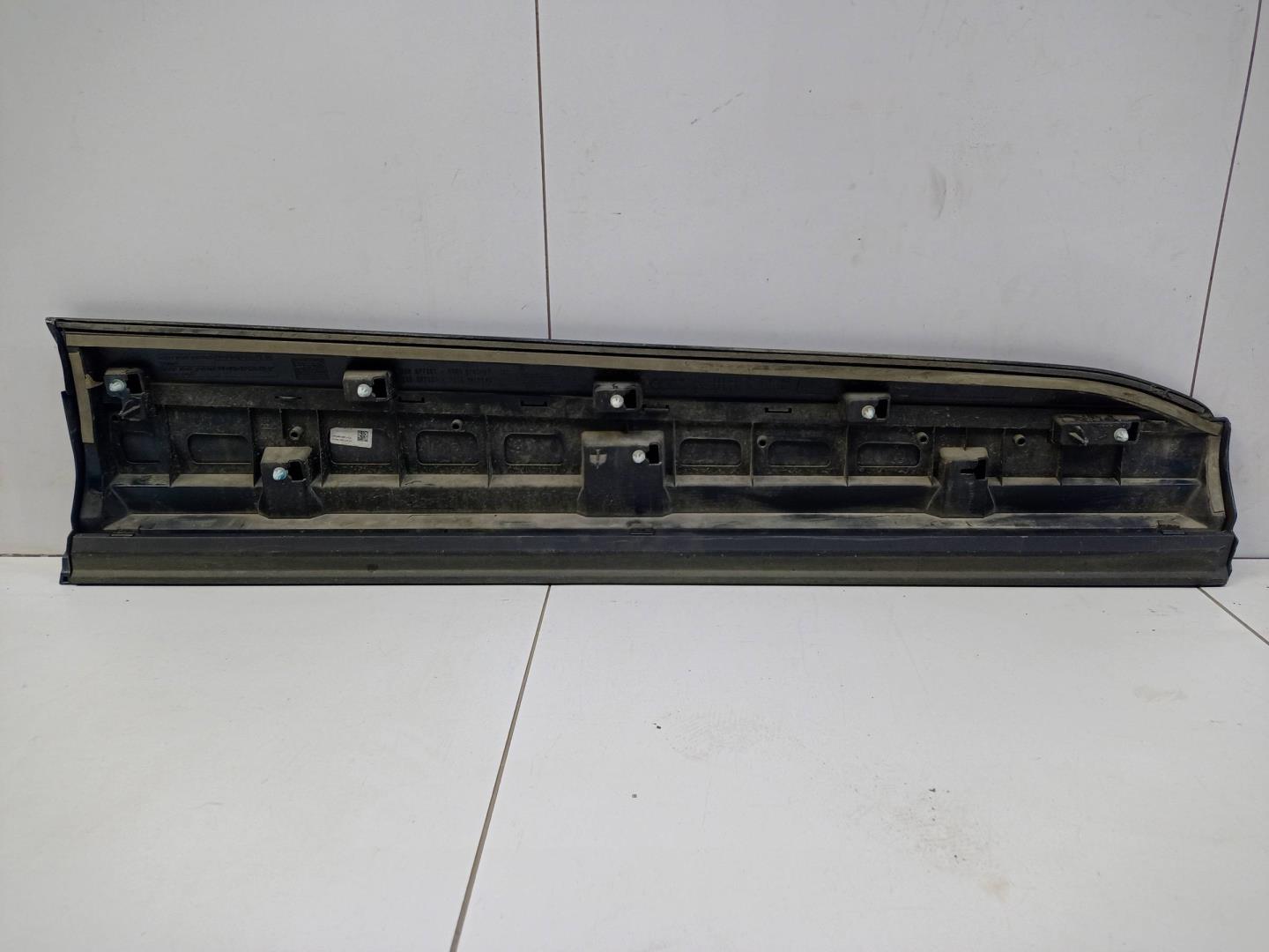 Накладка двери передней левой