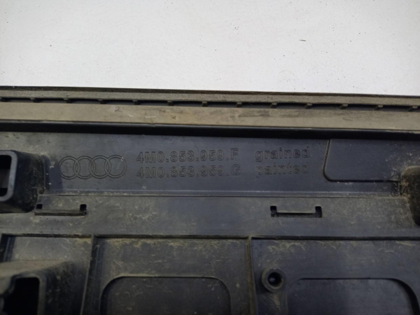 Накладка двери передней левой