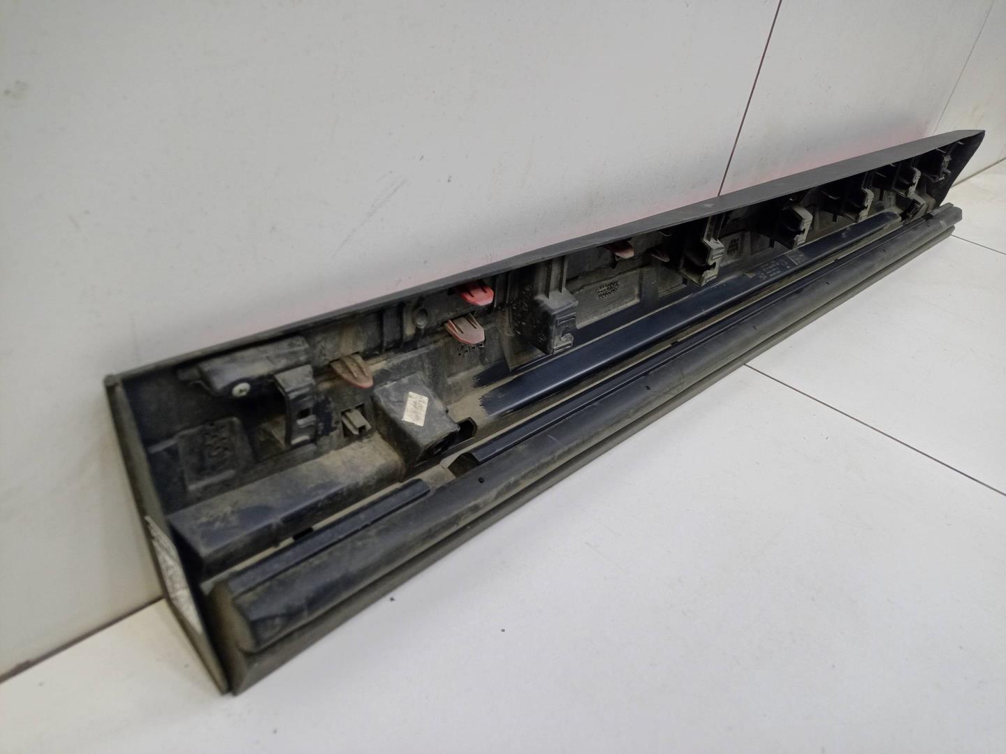 Накладка двери передней правой