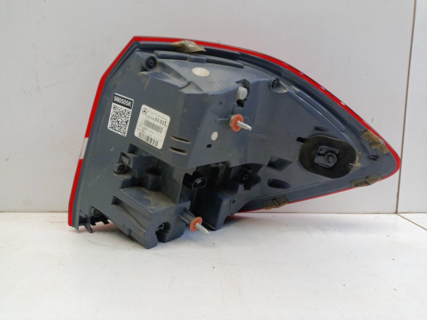 Фонарь задний наружный левый