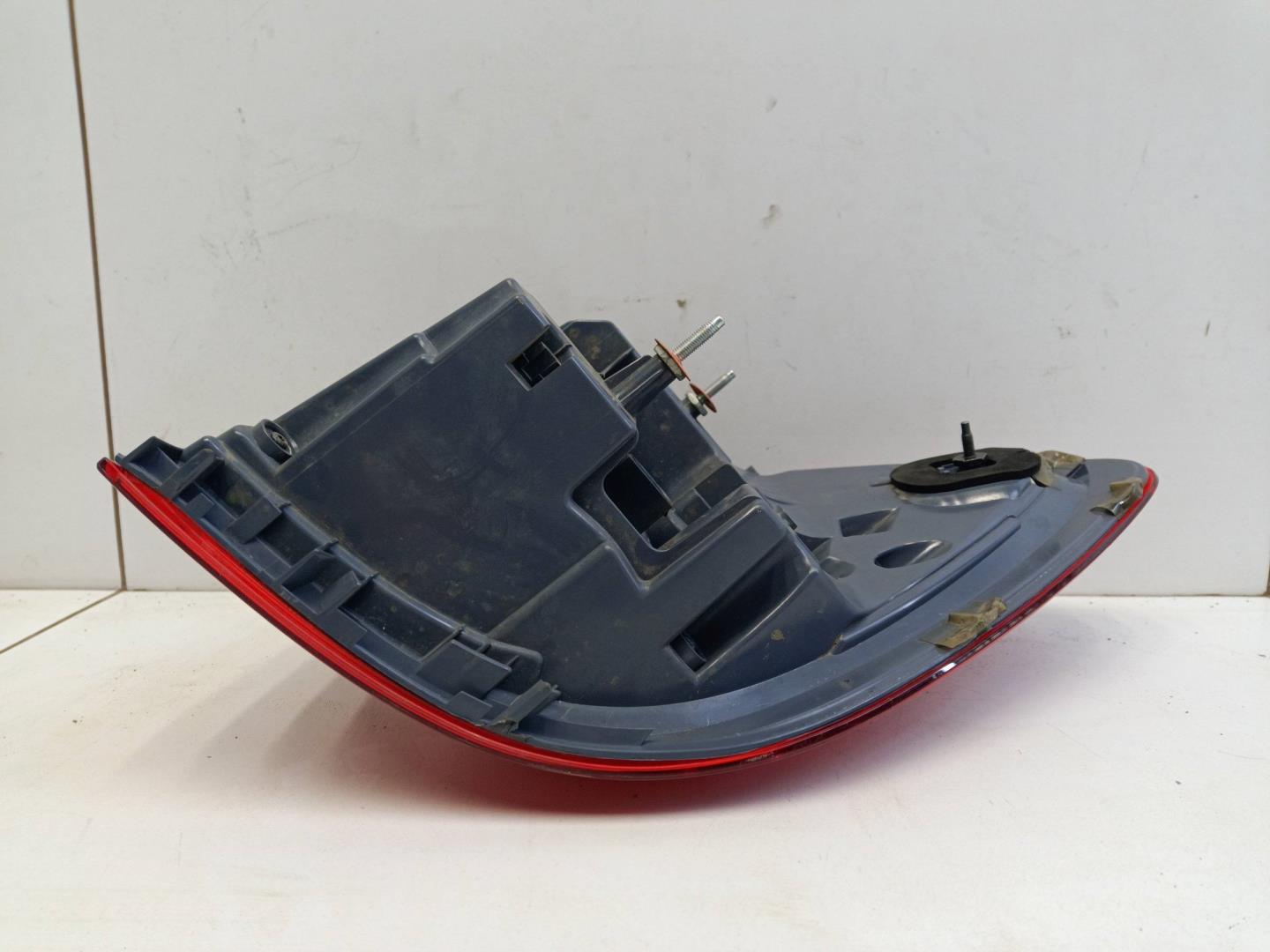 Фонарь задний наружный левый