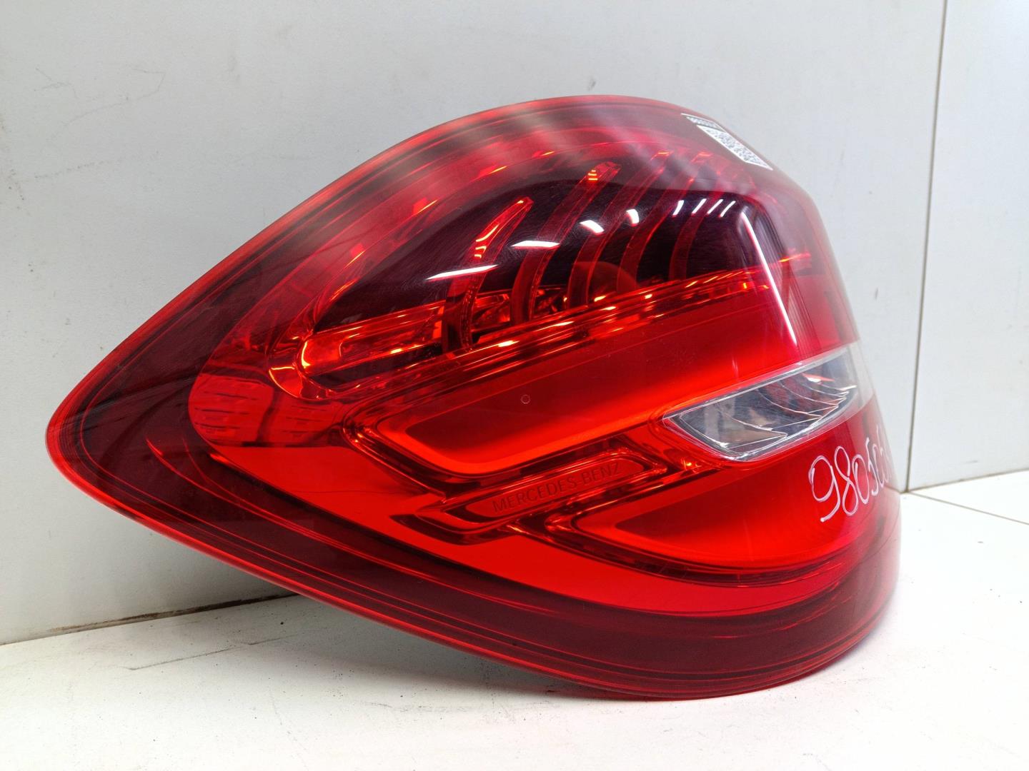 Фонарь задний наружный левый