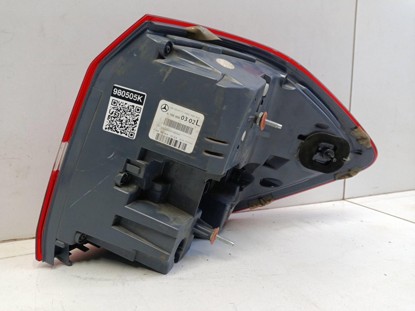 Фонарь задний наружный левый