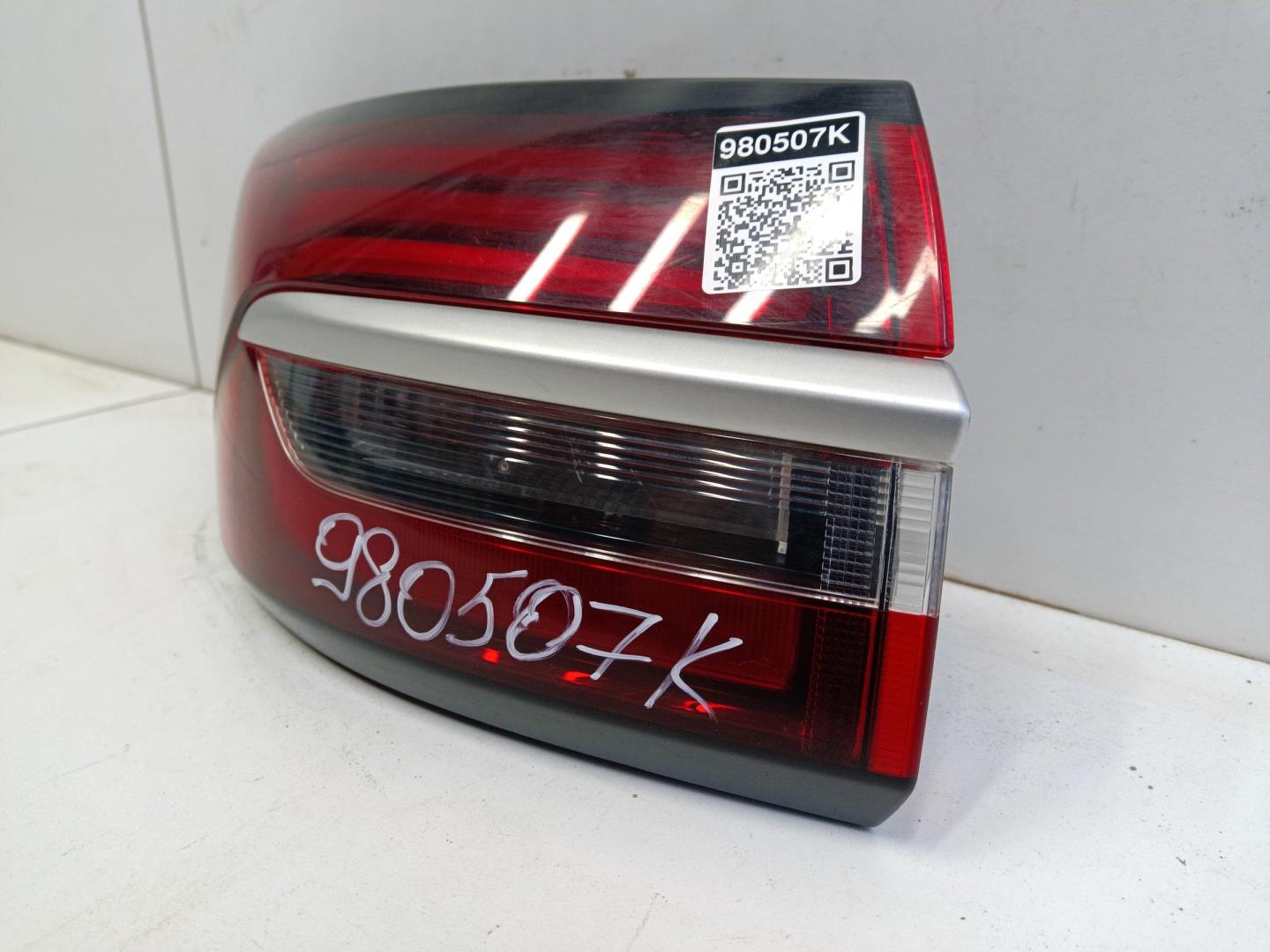 Фонарь задний наружный левый