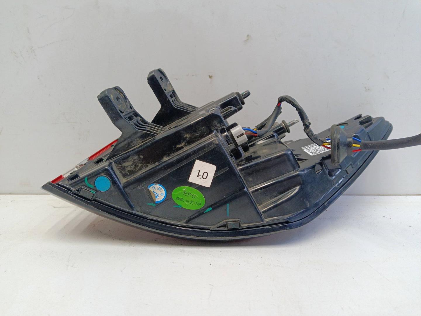 Фонарь задний наружный левый