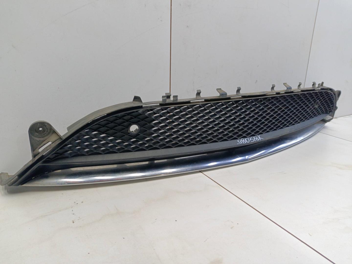 Решетка в бампер центральная