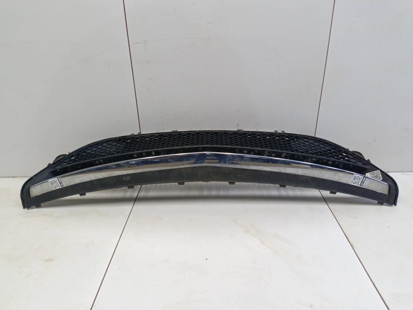 Решетка в бампер центральная