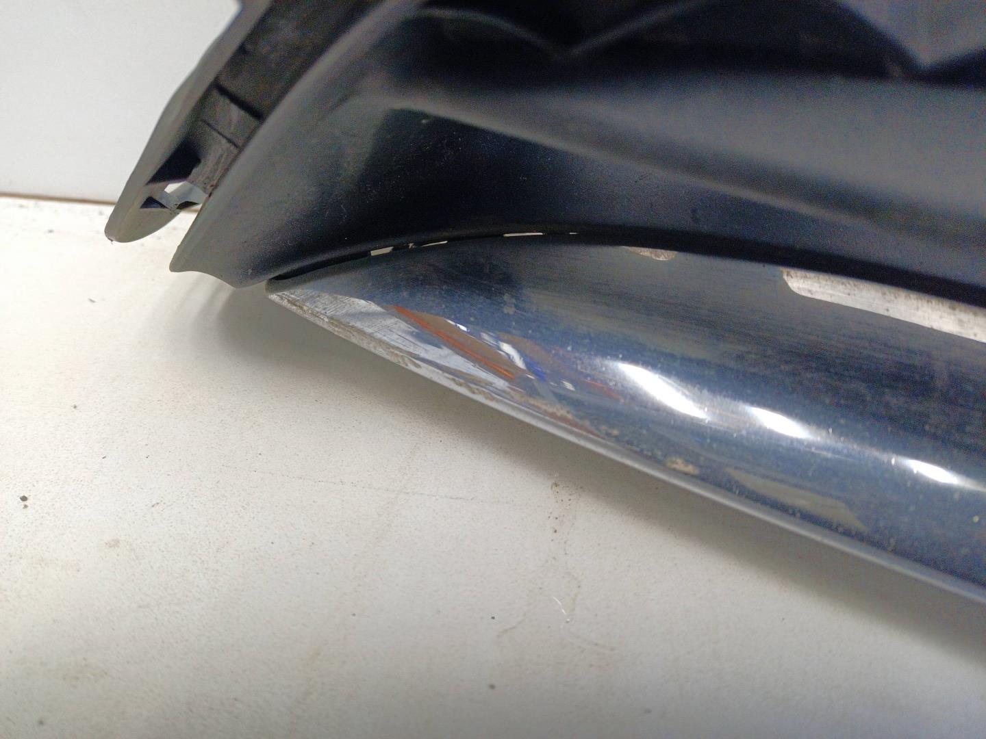 Решетка в бампер центральная