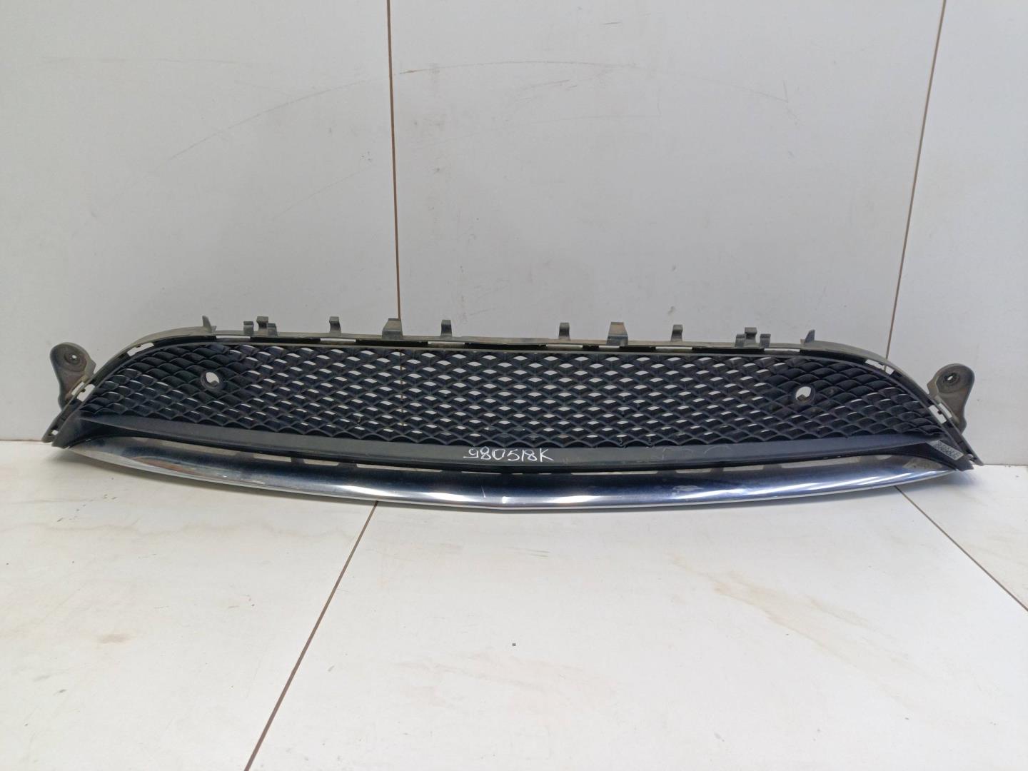 Решетка в бампер центральная