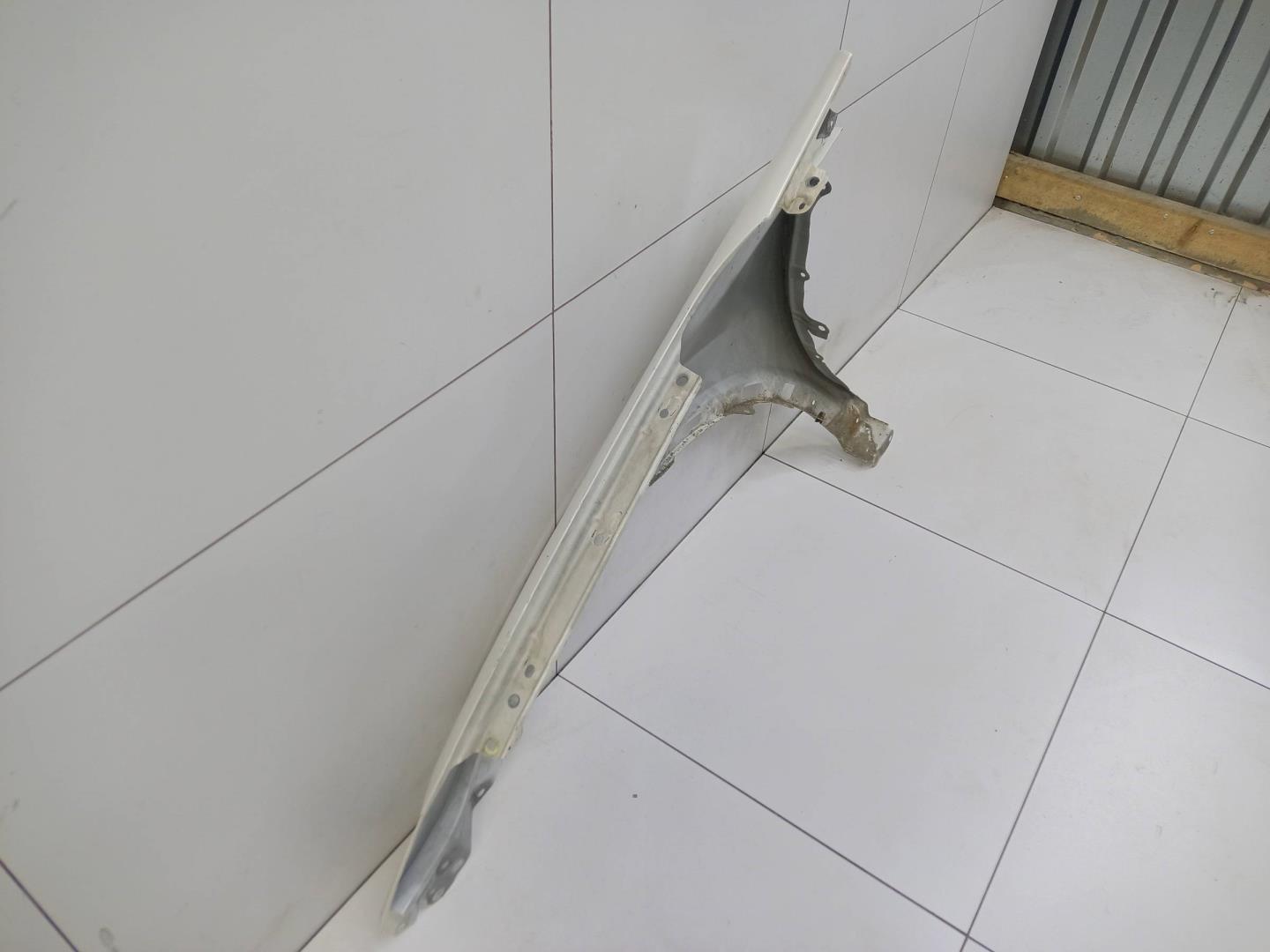 Крыло переднее правое