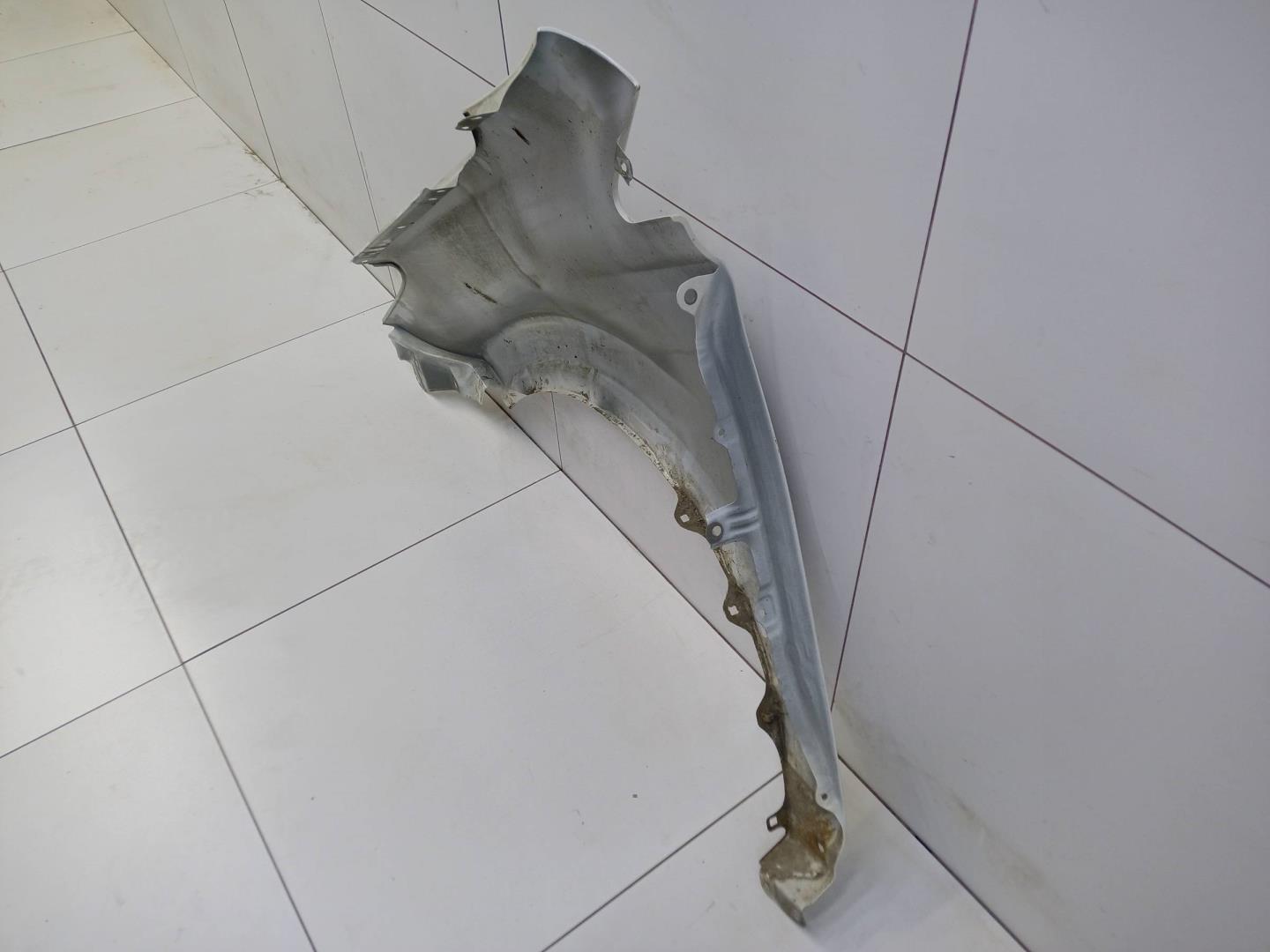 Крыло переднее правое