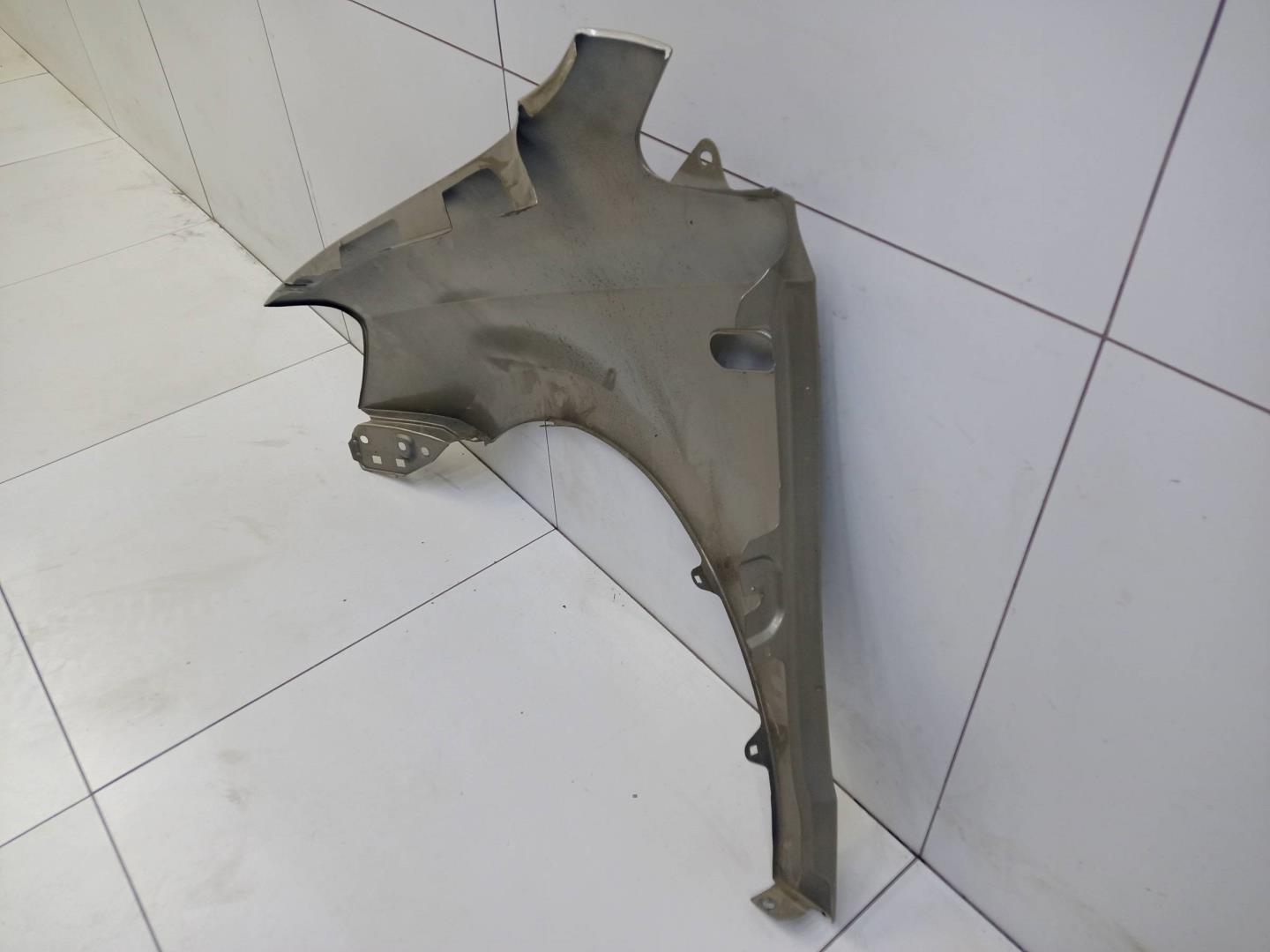 Крыло переднее правое