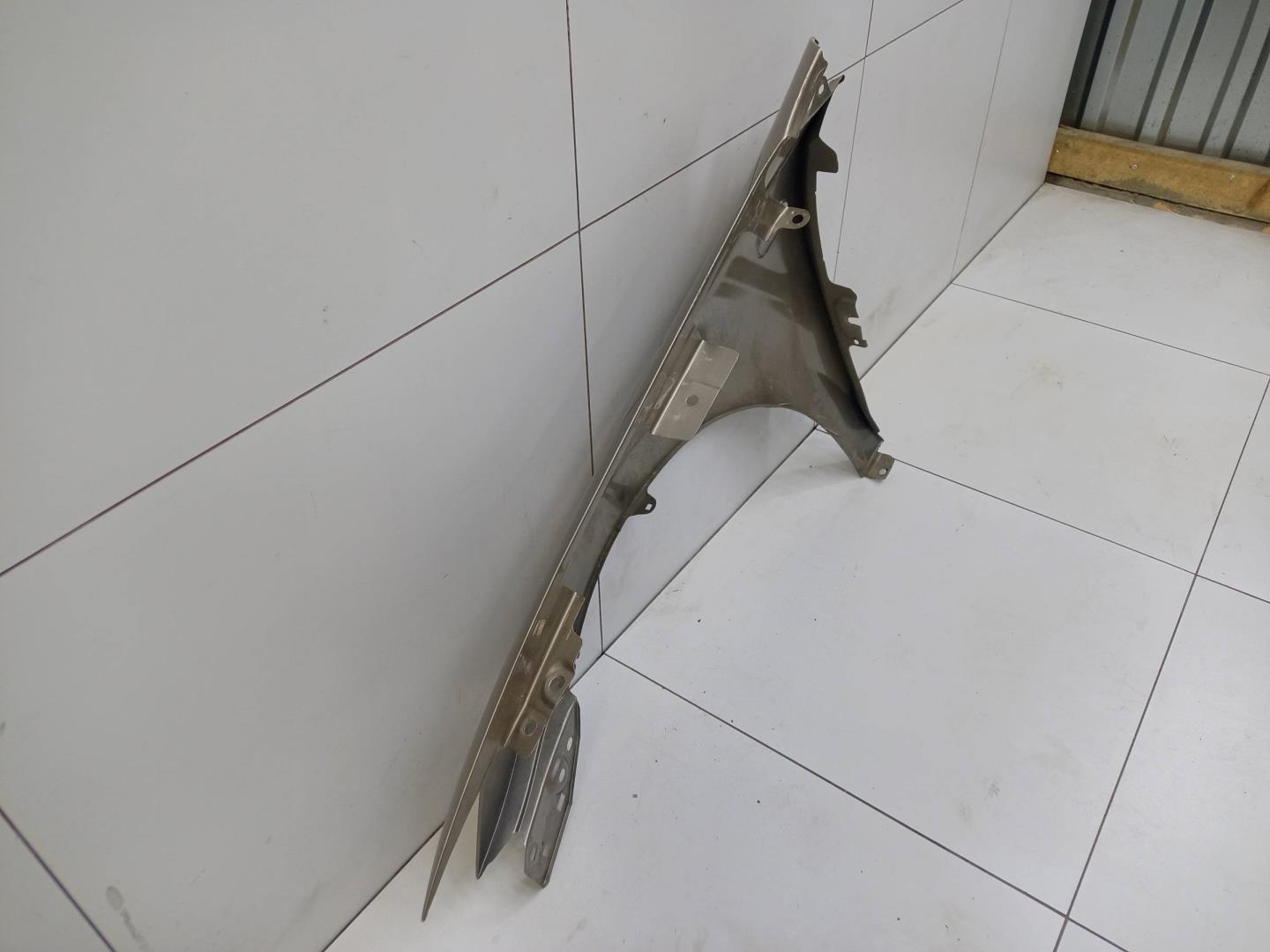 Крыло переднее правое