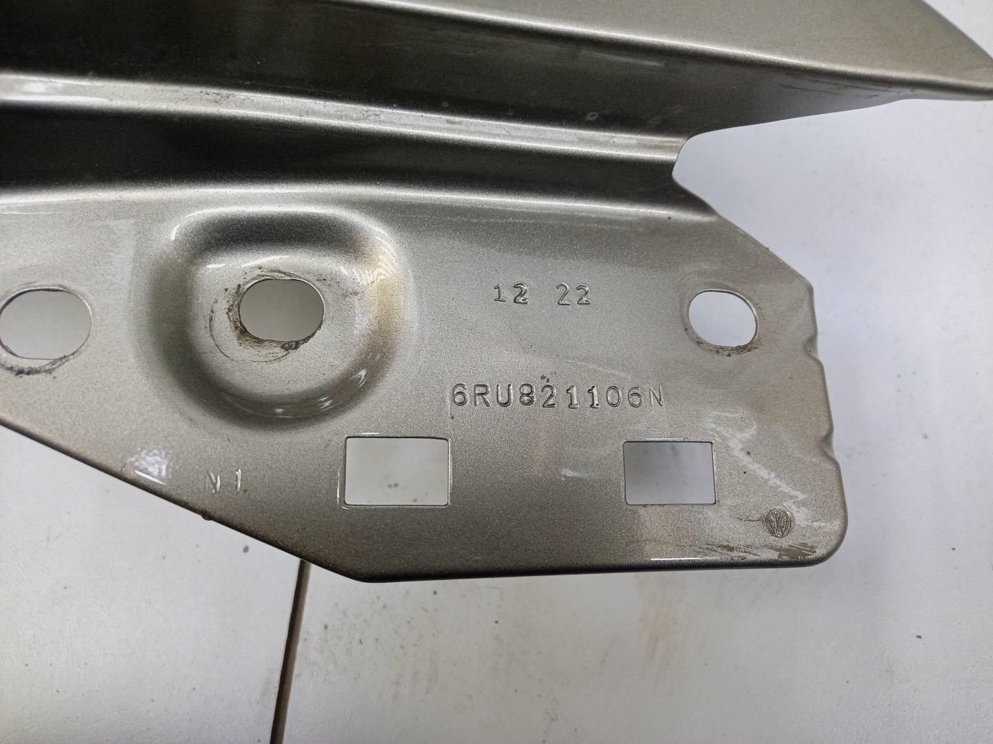 Крыло переднее правое