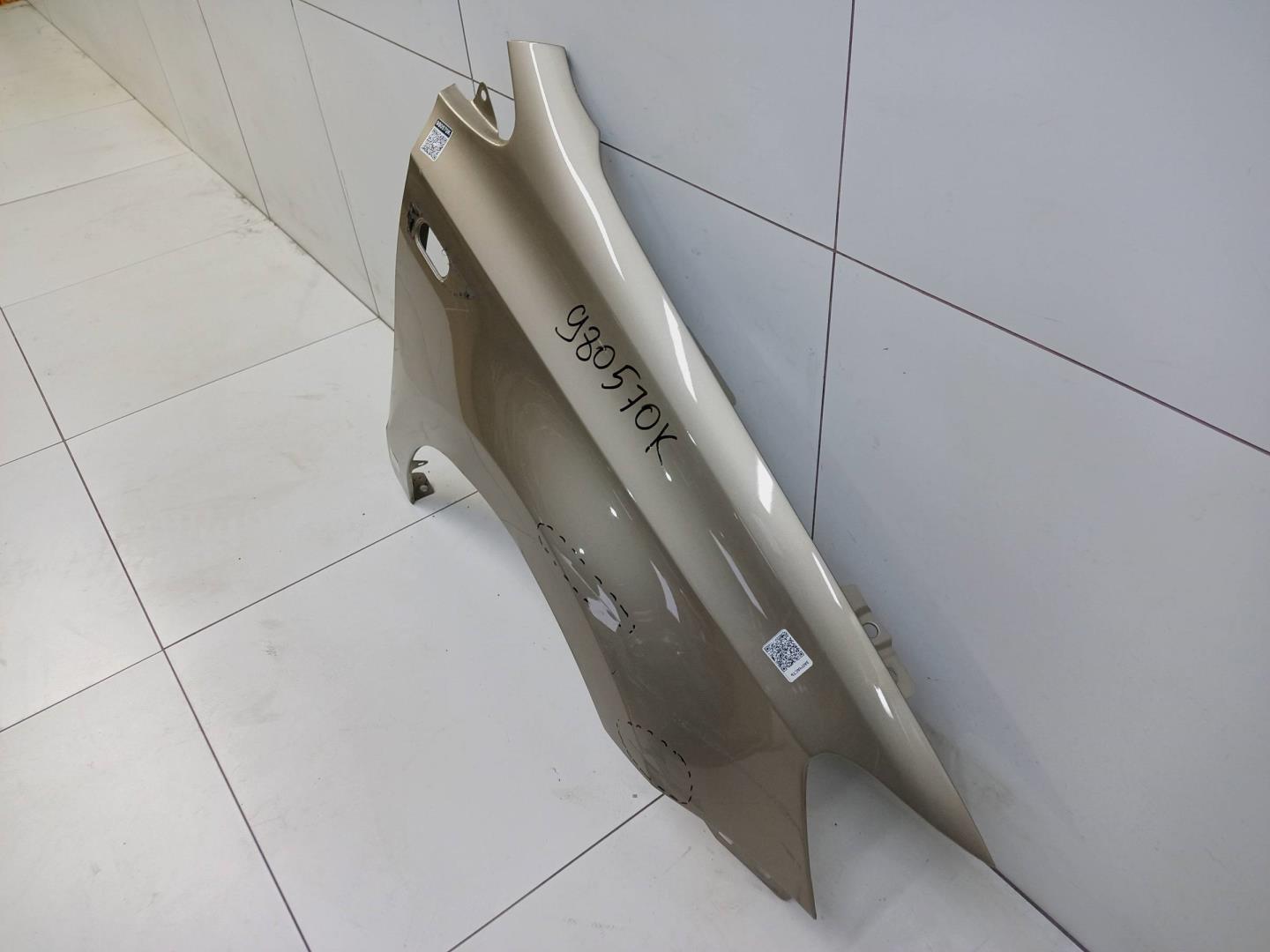 Крыло переднее правое