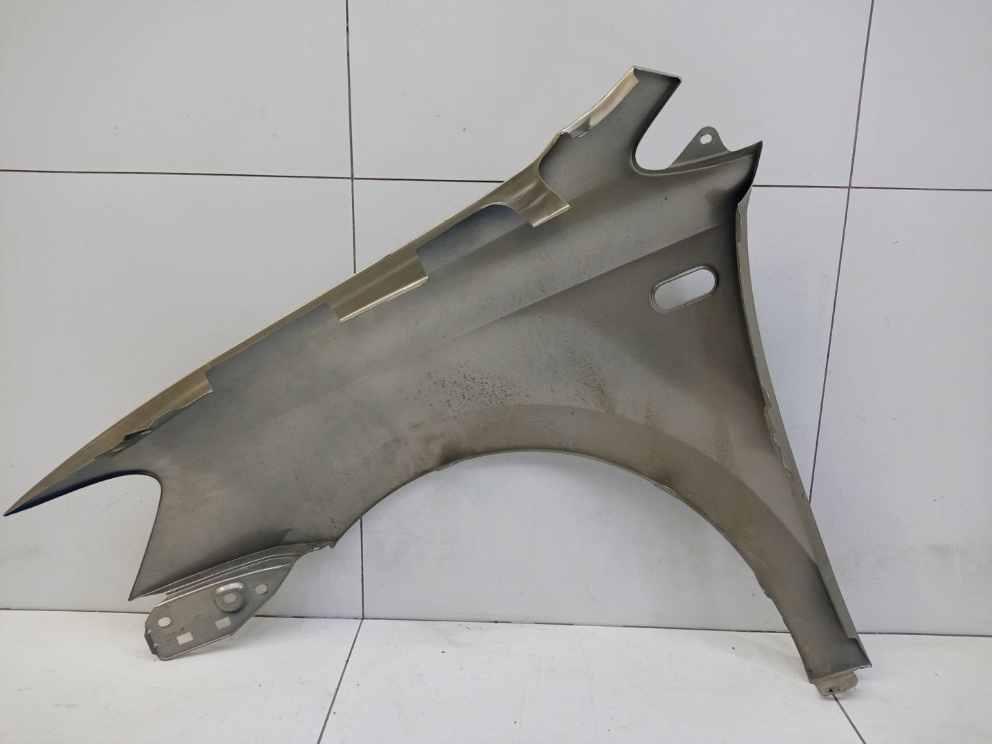 Крыло переднее правое