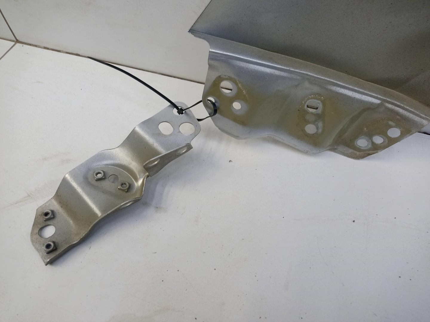 Крыло переднее правое