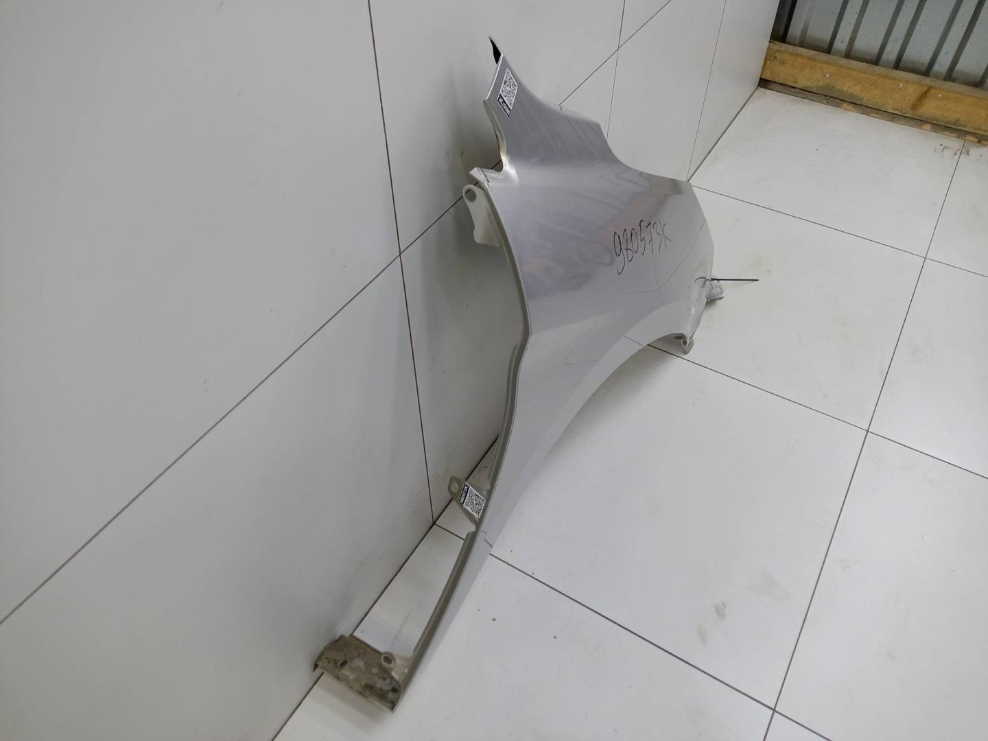 Крыло переднее правое