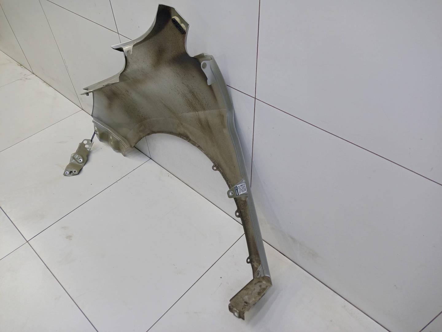 Крыло переднее правое