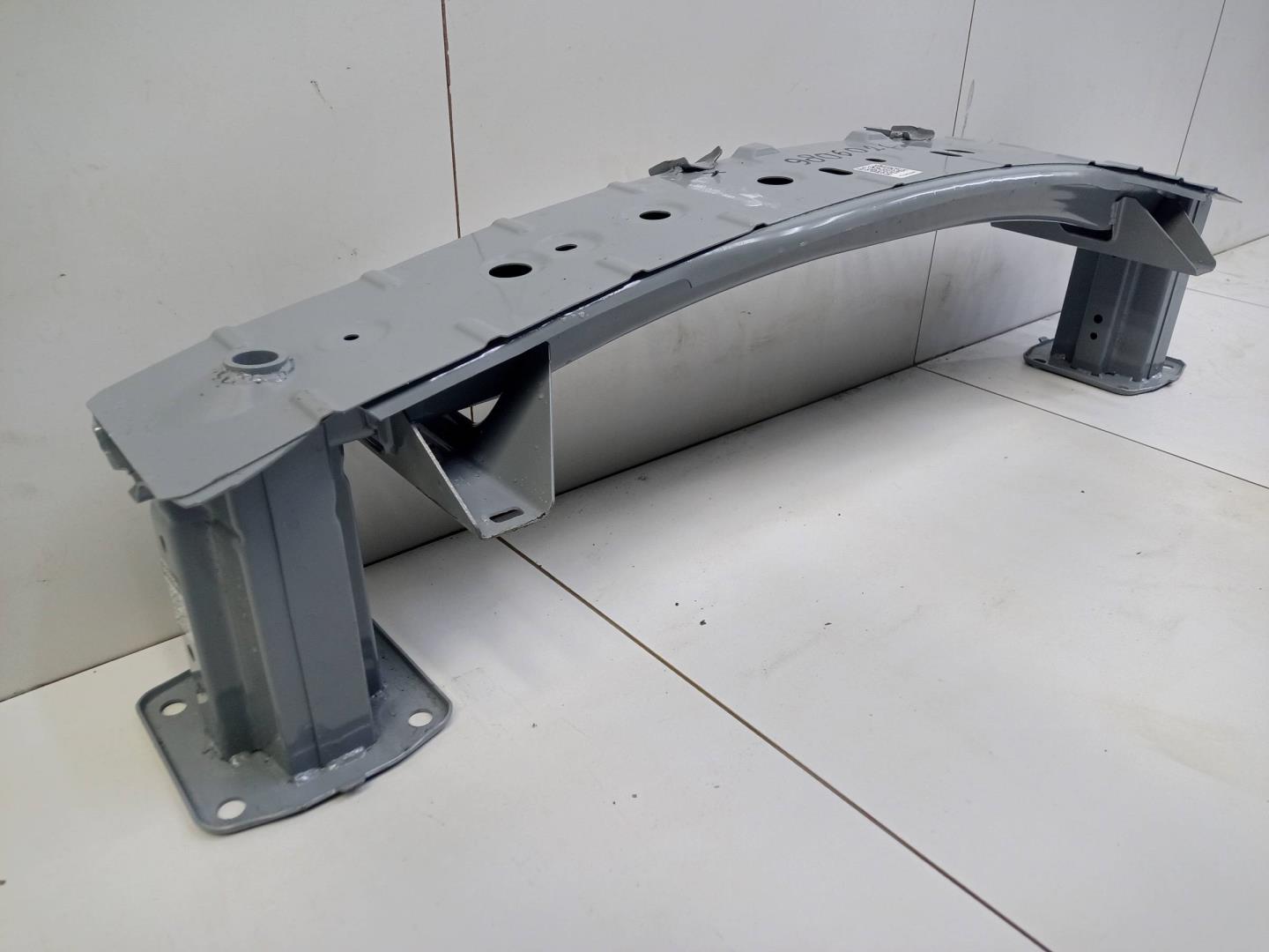 Усилитель переднего бампера