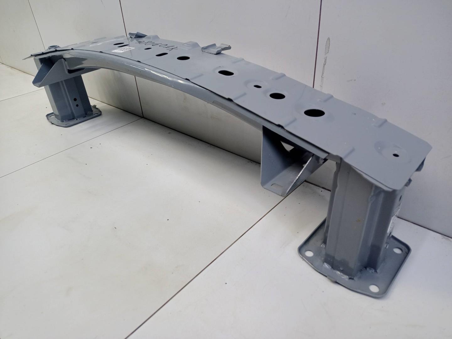 Усилитель переднего бампера