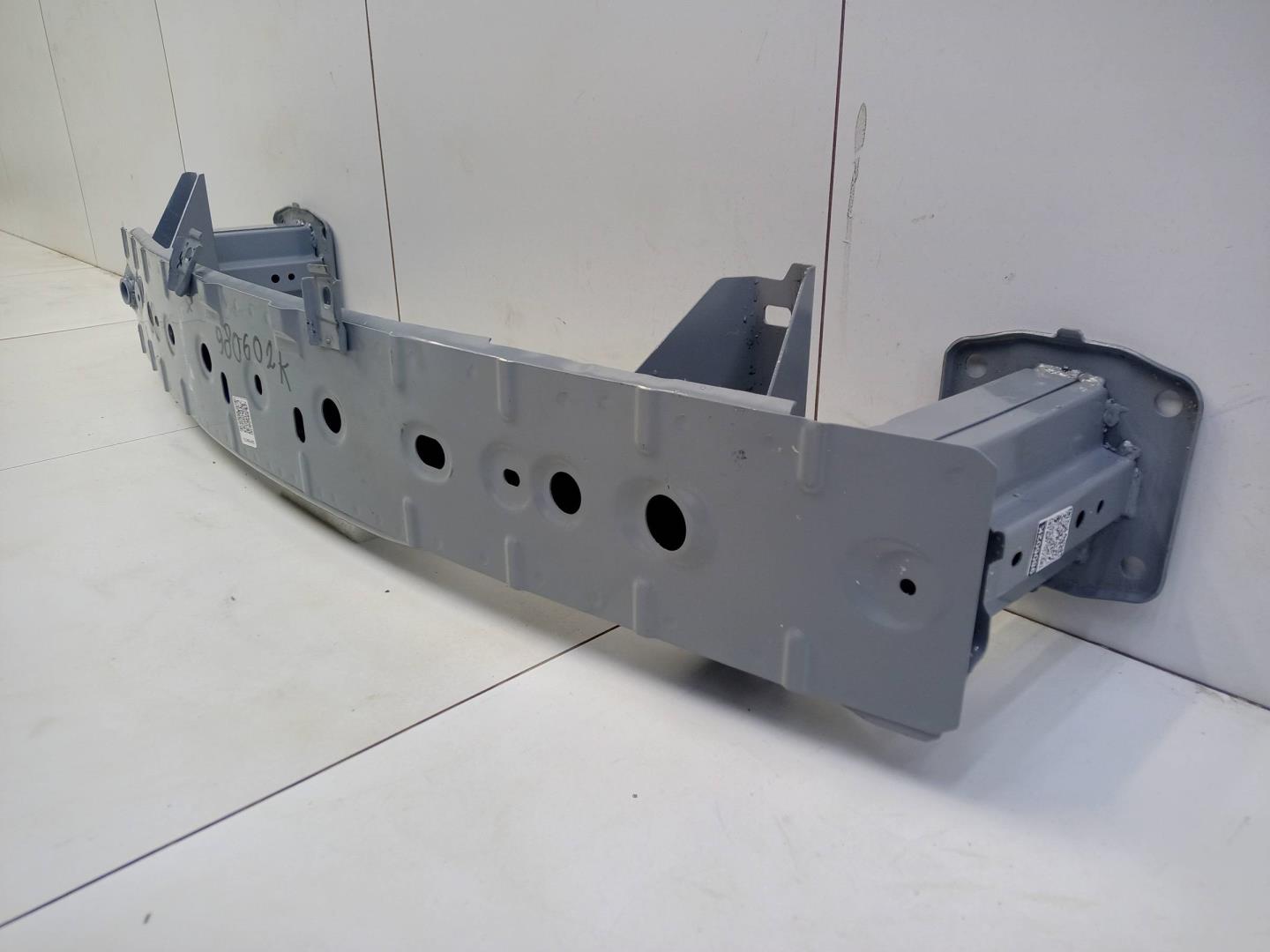 Усилитель переднего бампера