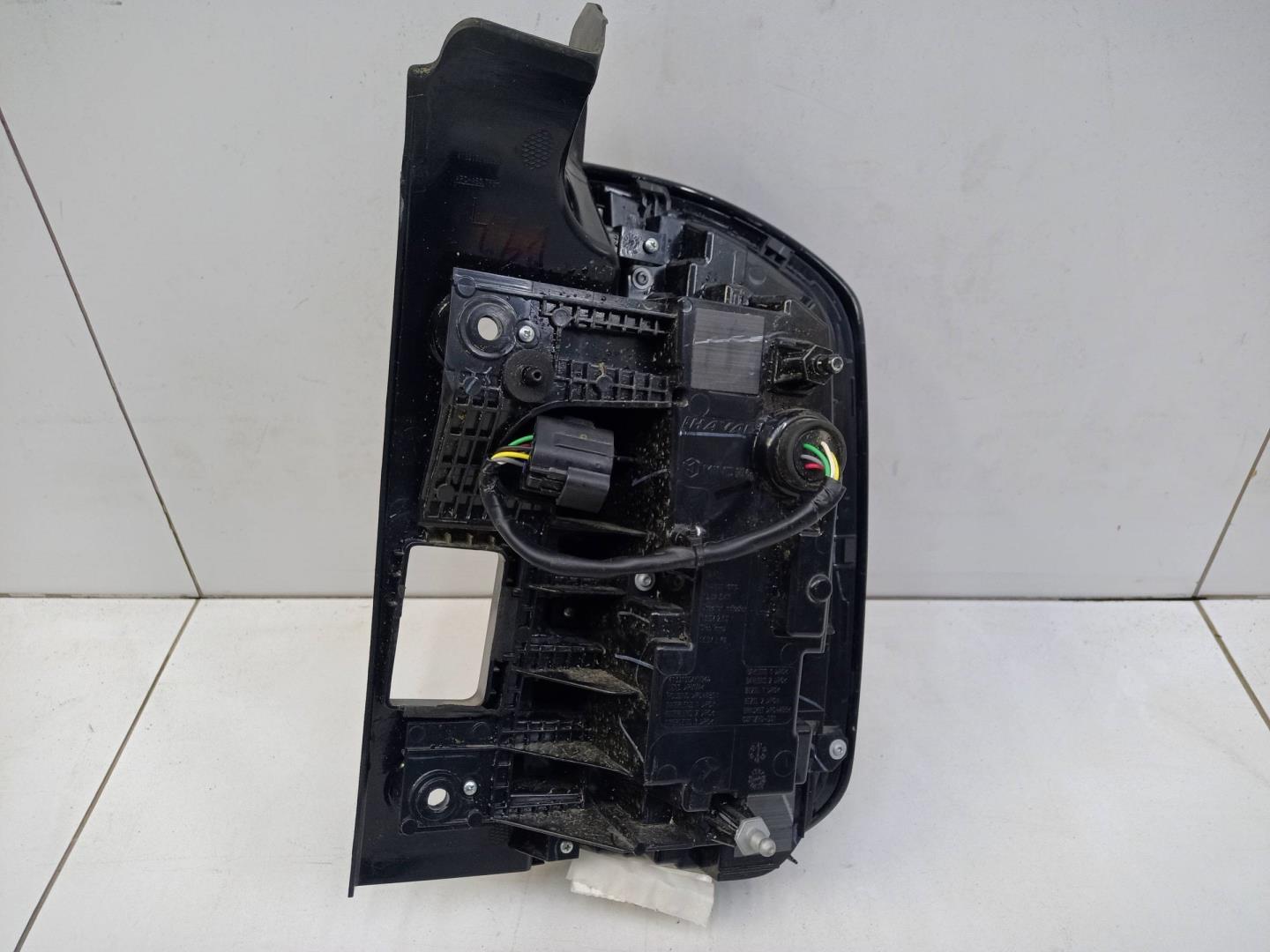 Фонарь задний наружный левый