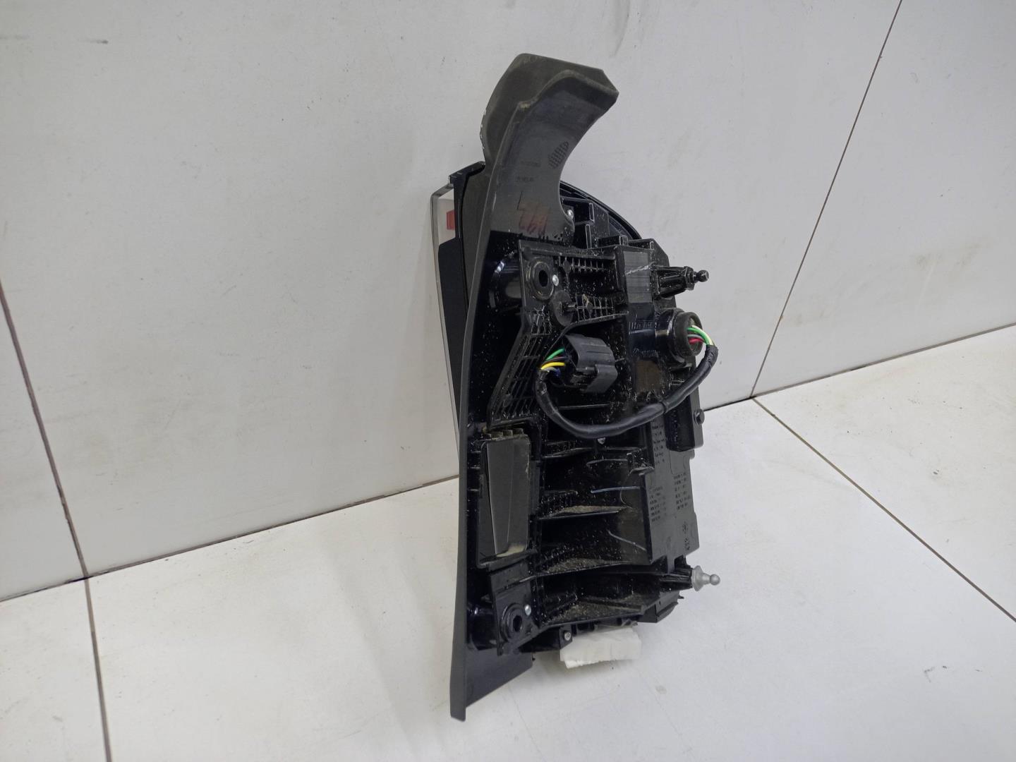 Фонарь задний наружный левый